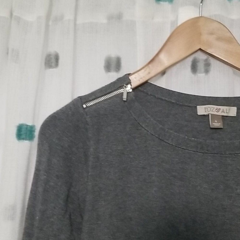 Gray sweater with zipper shoulders - Picture 2 of 2